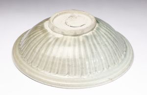 Arte Cinese : Piatto Celadon a tesa breve Cina, dinastia Yuan (1279-1368)  - Asta Asta 355 Arte orientale da un'importante collezione privata italiana e altre committenze - Associazione Nazionale - Case d'Asta italiane