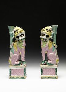 Arte Cinese - Coppia di leoni porta-incenso in porcellana policroma Cina, dinastia Qing, XVIII secolo