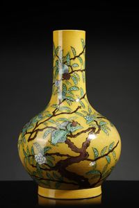 Arte Cinese - Vaso a fondo giallo  Cina, XX secolo