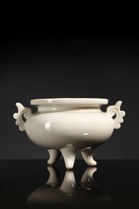 Arte Cinese - Tripode in porcellana Dehua Cina, dinastia Qing, periodo Kangxi (1661-1722)