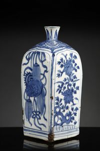 Arte Cinese - Bottiglia squadrata in porcellana bianca e blu  Cina, tarda dinastia Ming. fine XVI secolo