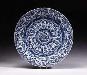 Arte Cinese - Grande piatto bianco e blu  Cina, dinastia Qing, periodo Kangxi (1661-1722)