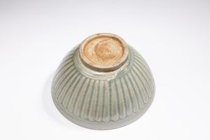 Arte Sud-Est Asiatico : Ciotola celadon con decorazione petaliforme Tailandia, Sukhothai (1238-1351)  - Asta Asta 355 Arte orientale da un'importante collezione privata italiana e altre committenze - Associazione Nazionale - Case d'Asta italiane