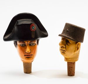 Coppia di tappi raffiguranti C. de Gaulle e Napoleone  - Asta Arti decorative del XX secolo | Cambi Time - Associazione Nazionale - Case d'Asta italiane