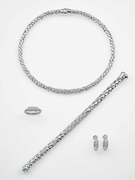 Modelli Stretch Diamonds e Stretch Classic. Lotto composto da un girocollo, un anello, un bracciale ed un paio di orecchini con diamanti  - Asta Gioielli Contemporanei - Storia di un marchio italiano - Associazione Nazionale - Case d'Asta italiane