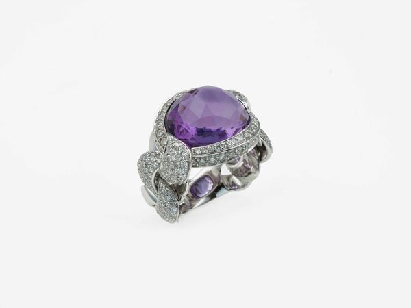 Modello Seduzione. Anello con ametista taglio briolette e diamanti per ct 1.97  - Asta Gioielli Contemporanei - Storia di un marchio italiano - Associazione Nazionale - Case d'Asta italiane