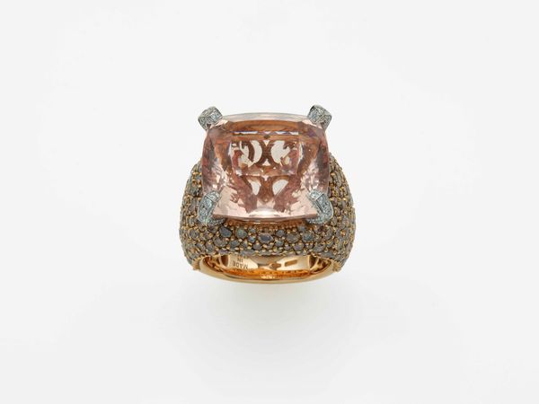 Modello Dolcevita. Anello con morganite di ct 5.94 e diamanti bianchi per ct 0.39 e diamanti brown per ct 5.79  - Asta Gioielli Contemporanei - Storia di un marchio italiano - Associazione Nazionale - Case d'Asta italiane