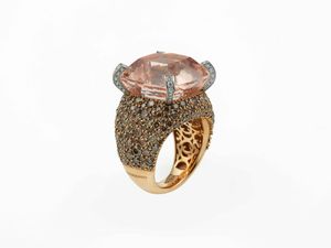 Modello Dolcevita. Anello con morganite di ct 5.94 e diamanti bianchi per ct 0.39 e diamanti brown per ct 5.79  - Asta Gioielli Contemporanei - Storia di un marchio italiano - Associazione Nazionale - Case d'Asta italiane