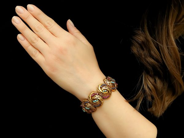 Bracciale in oro giallo co rubini, zaffiri, diamanti e turchesi  - Asta Gioielli d'epoca e Orologi - Associazione Nazionale - Case d'Asta italiane