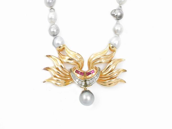 Collana in oro rosa e bianco con diamanti, rubini e perle coltivate barocche  - Asta Gioielli d'epoca e Orologi - Associazione Nazionale - Case d'Asta italiane