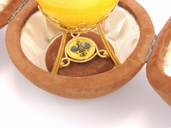 Grande uovo con piedestallo in oro giallo, argento, diamanti e smalti  - Asta Gioielli d'epoca e Orologi - Associazione Nazionale - Case d'Asta italiane