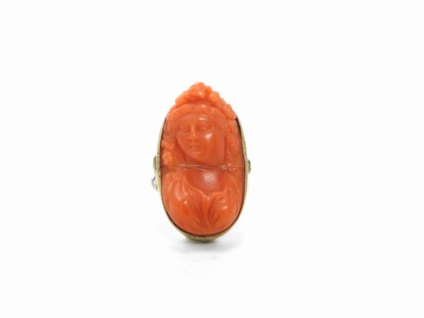 Anello in oro giallo a basso titolo con cammeo in corallo rosso arancio  - Asta Gioielli d'epoca e Orologi - Associazione Nazionale - Case d'Asta italiane