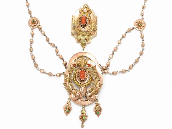 Demi parure borbonica collana e spilla in oro rosa e giallo a basso titolo, cammei in corallo rosso  - Asta Gioielli d'epoca e Orologi - Associazione Nazionale - Case d'Asta italiane