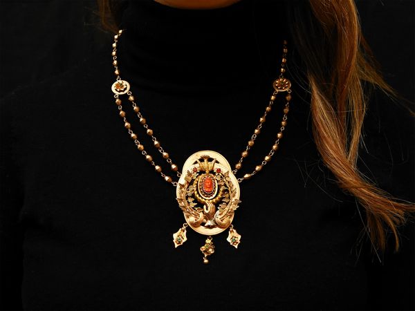 Demi parure borbonica collana e spilla in oro rosa e giallo a basso titolo, cammei in corallo rosso  - Asta Gioielli d'epoca e Orologi - Associazione Nazionale - Case d'Asta italiane