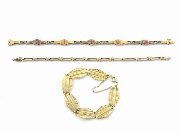 Tre bracciali in oro a vario titolo e argento corindoni sintetici  - Asta Gioielli d'epoca e Orologi - Associazione Nazionale - Case d'Asta italiane