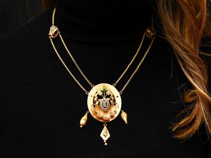 Collana borbonica in oro giallo e rosa a basso titolo con smati neri  - Asta Gioielli d'epoca e Orologi - Associazione Nazionale - Case d'Asta italiane