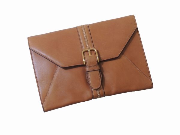 Pochette in cuoio, Valentino  - Asta Fashion Vintage e Bijoux / Un guardaroba maschile - Associazione Nazionale - Case d'Asta italiane