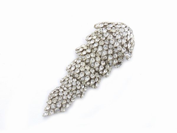 Grande spilla realizzata interamente con strass a cascata  - Asta Fashion Vintage e Bijoux / Un guardaroba maschile - Associazione Nazionale - Case d'Asta italiane