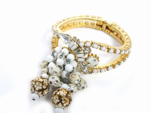 Bracciale rigido in metallo dorato, strass, vetro e smalti, Hattie Carnegie  - Asta Fashion Vintage e Bijoux / Un guardaroba maschile - Associazione Nazionale - Case d'Asta italiane