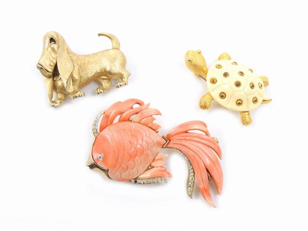 Lotto di spille animalier in metallo dorato e resina  - Asta Fashion Vintage e Bijoux / Un guardaroba maschile - Associazione Nazionale - Case d'Asta italiane