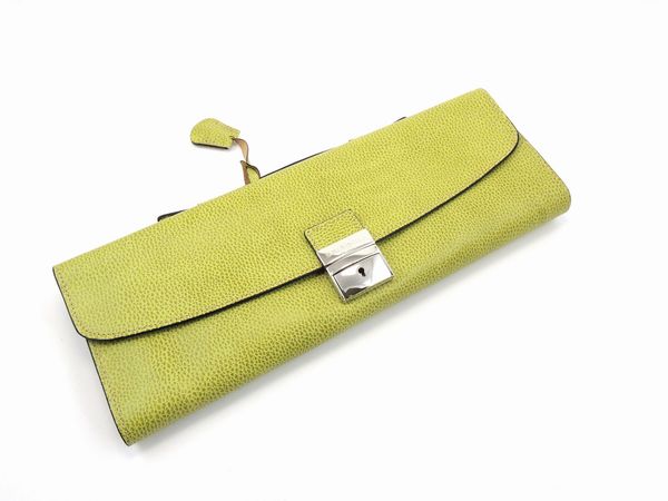 Porta documenti pieghevole in pelle verde pistacchio, Marinella  - Asta Fashion Vintage e Bijoux / Un guardaroba maschile - Associazione Nazionale - Case d'Asta italiane