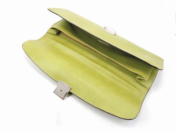 Porta documenti pieghevole in pelle verde pistacchio, Marinella  - Asta Fashion Vintage e Bijoux / Un guardaroba maschile - Associazione Nazionale - Case d'Asta italiane