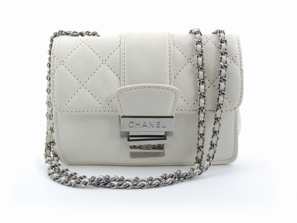 Mini flap bag matellass in pelle bianca, Chanel  - Asta Fashion Vintage e Bijoux / Un guardaroba maschile - Associazione Nazionale - Case d'Asta italiane