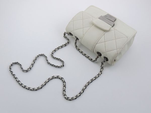 Mini flap bag matellass in pelle bianca, Chanel  - Asta Fashion Vintage e Bijoux / Un guardaroba maschile - Associazione Nazionale - Case d'Asta italiane