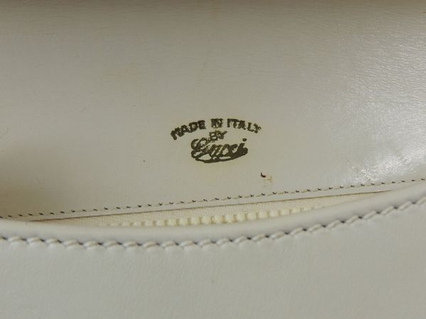 Borsa a spalla in pelle bianca, Gucci  - Asta Fashion Vintage e Bijoux / Un guardaroba maschile - Associazione Nazionale - Case d'Asta italiane