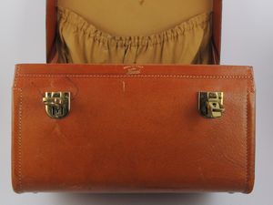 Beauty case in pelle di cinghiale, Gucci  - Asta Fashion Vintage e Bijoux / Un guardaroba maschile - Associazione Nazionale - Case d'Asta italiane