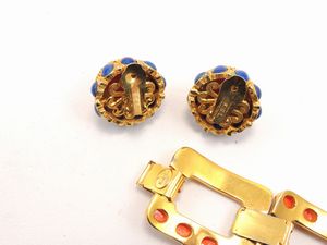 Parure in metallo dorato, cabochon in vetro e strass, Kenneth Jay Lane  - Asta Fashion Vintage e Bijoux / Un guardaroba maschile - Associazione Nazionale - Case d'Asta italiane