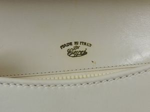 Borsa a spalla in pelle bianca, Gucci  - Asta Fashion Vintage e Bijoux / Un guardaroba maschile - Associazione Nazionale - Case d'Asta italiane