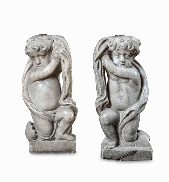 Coppia di putti genuflessi. Marmo bardiglio. Arte barocca italiana del XVII secolo  - Asta Scultura e Oggetti d'Arte - Associazione Nazionale - Case d'Asta italiane