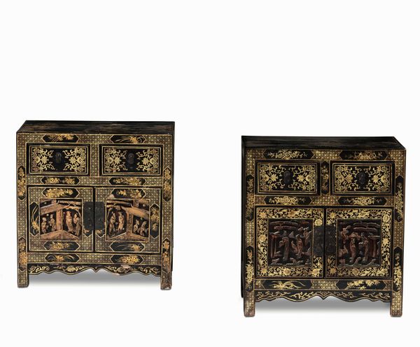 Coppia di mobiletti in legno laccato con decori a chinoiserie, Cina, XX secolo  - Asta Dimore Italiane - Associazione Nazionale - Case d'Asta italiane