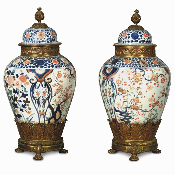 Coppia di potiches in porcellana Imari con decori di peonie in fiore entro riserve, Giappone, periodo Meiji (1868-1912)  - Asta Dimore Italiane - Associazione Nazionale - Case d'Asta italiane