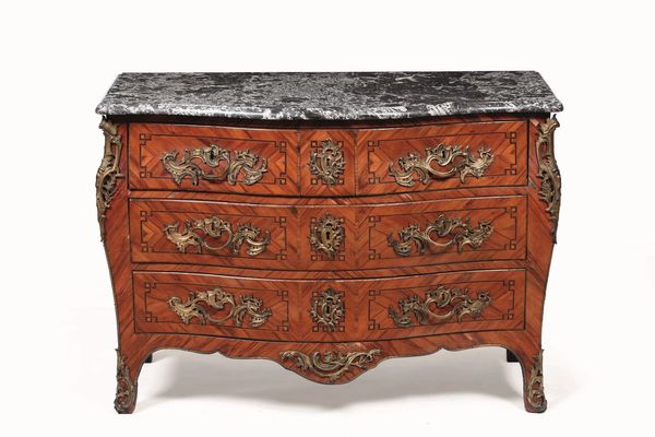 Commode di forma mossa in legno lastronato e filettato. Francia, XVIII secolo  - Asta Dimore Italiane - Associazione Nazionale - Case d'Asta italiane