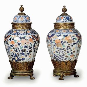 Coppia di potiches in porcellana Imari con decori di peonie in fiore entro riserve, Giappone, periodo Meiji (1868-1912)  - Asta Dimore Italiane - Associazione Nazionale - Case d'Asta italiane