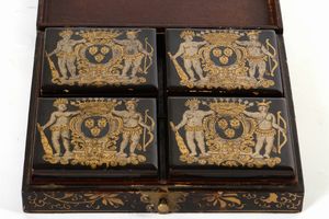 Set da gioco di carte con contenitori in legno laccato e fiches in madreperla. Arte coloniale, XVIII secolo  - Asta Dimore Italiane - Associazione Nazionale - Case d'Asta italiane