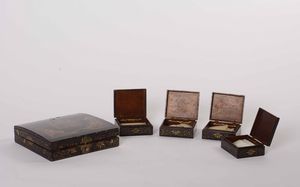 Set da gioco di carte con contenitori in legno laccato e fiches in madreperla. Arte coloniale, XVIII secolo  - Asta Dimore Italiane - Associazione Nazionale - Case d'Asta italiane