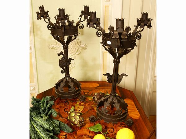 Coppia di candelabri in ferro battuto  - Asta Arredi, argenti, dipinti e curiosit d'epoca in parte provenienti da Villa Mannelli - Associazione Nazionale - Case d'Asta italiane