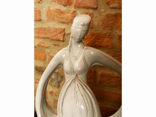 Figura femminile in porcellana  - Asta Arredi, argenti, dipinti e curiosit d'epoca in parte provenienti da Villa Mannelli - Associazione Nazionale - Case d'Asta italiane