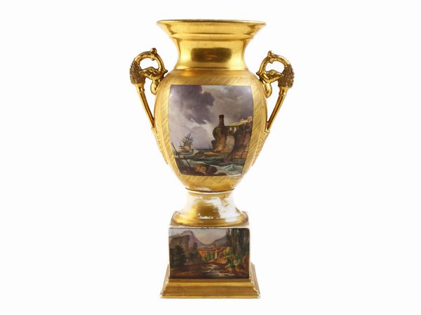 Vaso ad anfora in porcellana policroma  - Asta Arredi, argenti, dipinti e curiosit d'epoca in parte provenienti da Villa Mannelli - Associazione Nazionale - Case d'Asta italiane