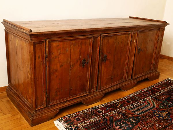 Credenza in legno tenero  - Asta Arredi, argenti, dipinti e curiosit d'epoca in parte provenienti da Villa Mannelli - Associazione Nazionale - Case d'Asta italiane