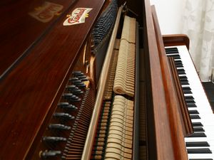 Pianoforte verticale Steinbach in noce  - Asta Arredi, argenti, dipinti e curiosit d'epoca in parte provenienti da Villa Mannelli - Associazione Nazionale - Case d'Asta italiane