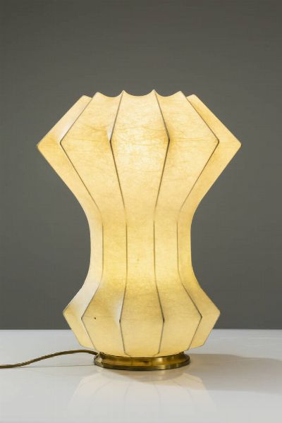 PRODUZIONE ITALIANA : Lampada da terra in tessuto coccon  base in ottone. Anni '60 cm 60x46  - Asta Asta 200 Illuminazione - Associazione Nazionale - Case d'Asta italiane