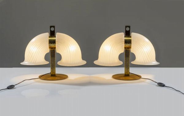 MANIFATTURA MURANESE : Coppia di lampade da tavolo in ottone con diffusori a campana in vetro di Murano. Anni '70 cm 33x39 5  - Asta Asta 200 Illuminazione - Associazione Nazionale - Case d'Asta italiane