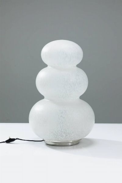 PRODUZIONE MURANESE : Lampada da tavolo in vetro acidato. Anni '60 h cm 46  - Asta Asta 200 Illuminazione - Associazione Nazionale - Case d'Asta italiane