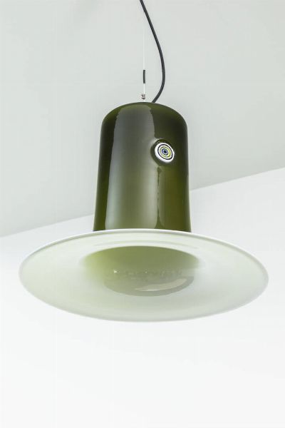 VISTOSI : Lampada a sospensione con struttura in metallo e diffusore in vetro di Murano incamiciato. Applicazione di murrina a decoro. Anni '60 cm 97x42  - Asta Asta 200 Illuminazione - Associazione Nazionale - Case d'Asta italiane