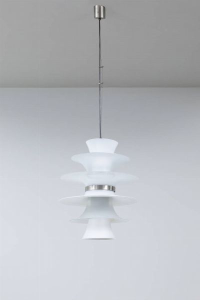 MAZZEGA : Lampada a sospensione in vetro lattimo e metallo cromato. Anni '70 cm 120x45  - Asta Asta 200 Illuminazione - Associazione Nazionale - Case d'Asta italiane