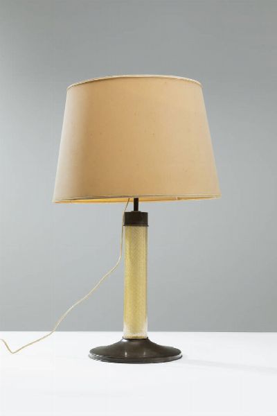 TOMMASO BARBI : Lampada da tavolo in vetro con inclusione di foglia d'oro  base e particolari in metallo brunito. Anni '60 Etichetta sotto la base cm 77x47  - Asta Asta 200 Illuminazione - Associazione Nazionale - Case d'Asta italiane